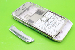 Nokia E71 - корпус, цвет белый, с хорошей клавиатурой
