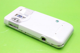 Sony Ericsson K550 - корпус, цвет белый, англ