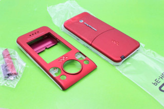 Sony Ericsson W580 - корпус, цвет красный