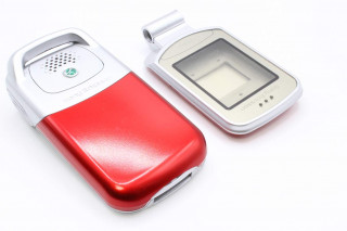Sony Ericsson Z530 - корпус, цвет красный